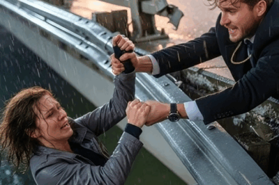 Eski Sevgilisi Arabasını Köprüden Düşürdü… Mafya Babası Elini Tuttu ve Bir Daha Bırakmadı…