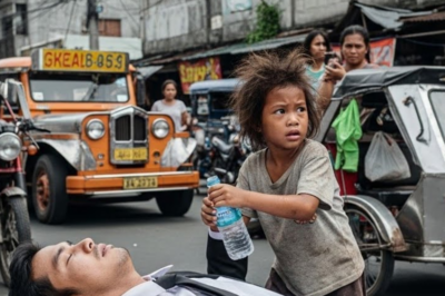 Tinawag Siyang “Batang Pulubi” ng Lungsod — Ilang Araw Lang, Niluhuran Niya ang Isang Bilyonaryo at Gumuho ang mga Maskara ng Mayayaman