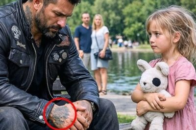 Bir Kız Motosikletliye Sen De Mi Kayboldun Diye Sordu — Adamın Tepkisi Parkı Gözyaşlarına Boğdu!